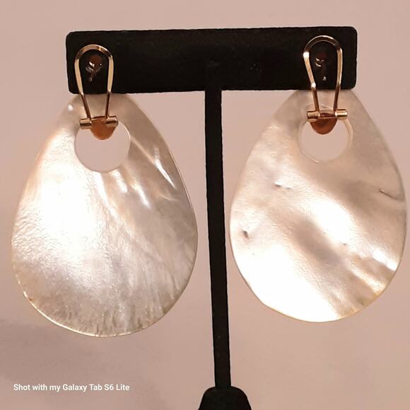 Two Earrings In One Small Gold Tone Huggies Holding Large MOP Shells - Picture 4 of 12